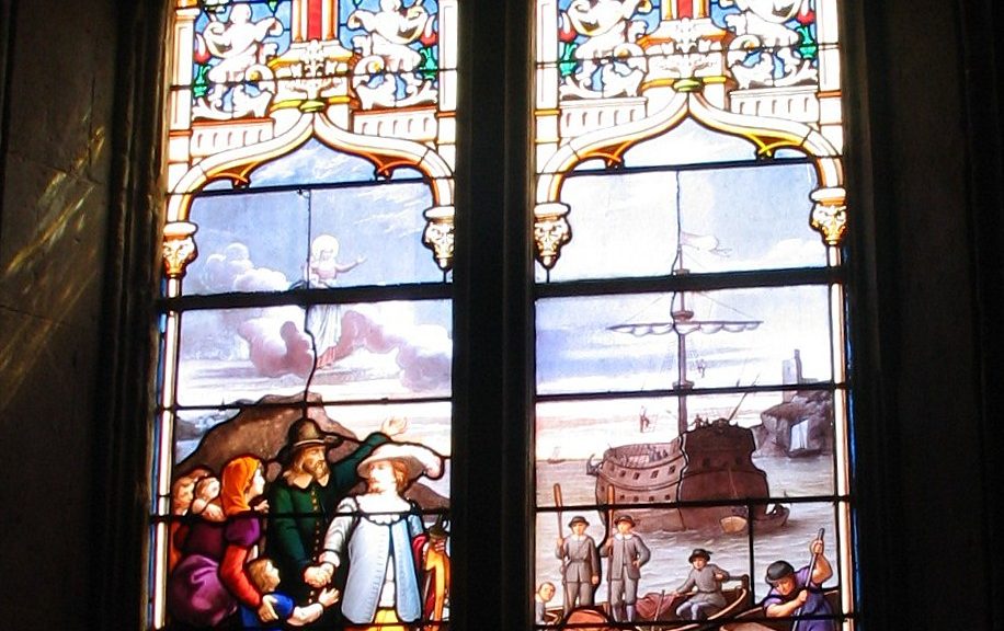 Vitrail dans l'église Saint-Aubin de Tourouvre, qui montre Julien Mercier quittant Tourouvre pour la Nouvelle-France Crédit photo : Wikipédia